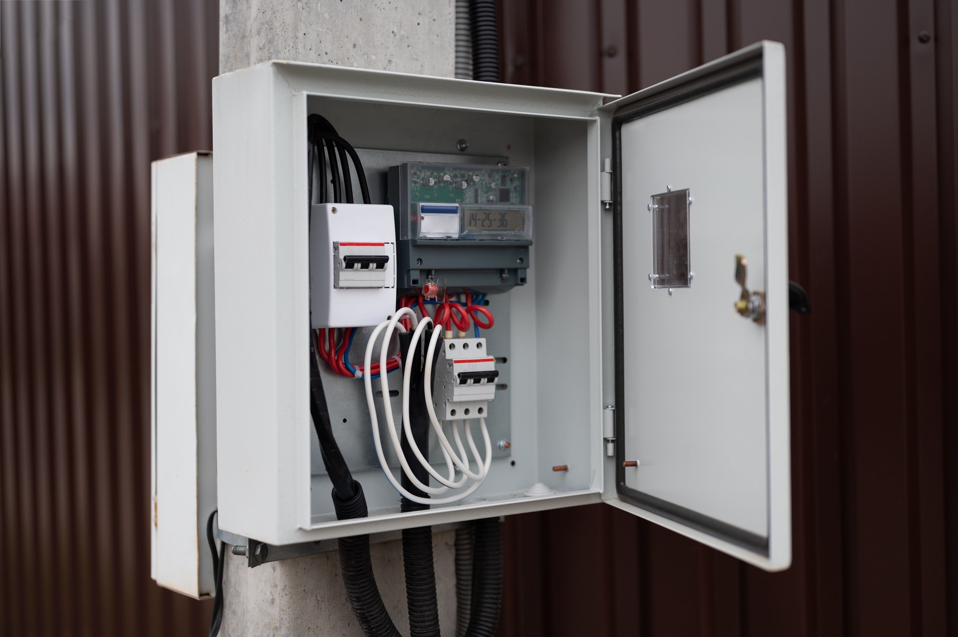 Neat fuse box with electric meter